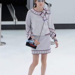 Camisa y falda con estampado de aviones de la nueva colección de Chanel primavera/verano 2016 en París Fashion Week