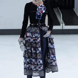 Falda de volantes y chaqueta negra de la nueva colección de Chanel primavera/verano 2016 en París Fashion Week