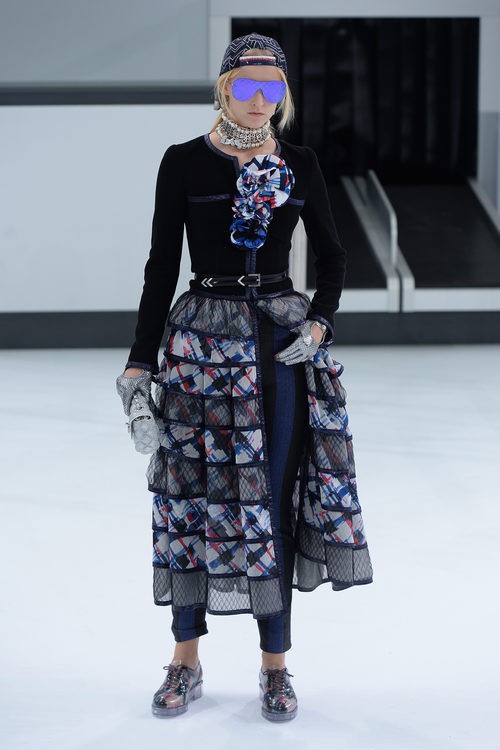 Falda de volantes y chaqueta negra de la nueva colección de Chanel primavera/verano 2016 en París Fashion Week