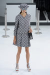 Vestido gris y negro de la nueva colección de Chanel primavera/verano 2016 en París Fashion Week