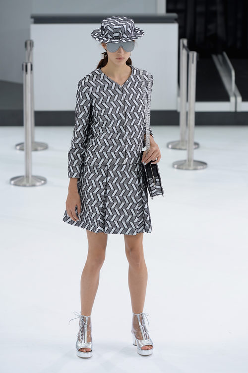 Vestido gris y negro de la nueva colección de Chanel primavera/verano 2016 en París Fashion Week