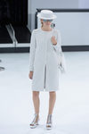 Abrigo blanco de la nueva colección de Chanel primavera/verano 2016 en París Fashion Week