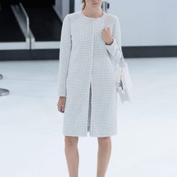Abrigo blanco de la nueva colección de Chanel primavera/verano 2016 en París Fashion Week