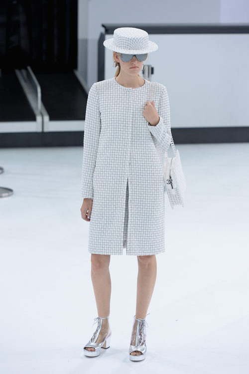 Abrigo blanco de la nueva colección de Chanel primavera/verano 2016 en París Fashion Week