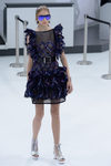 Vestido perforado de la nueva colección de Chanel primavera/verano 2016 en París Fashion Week