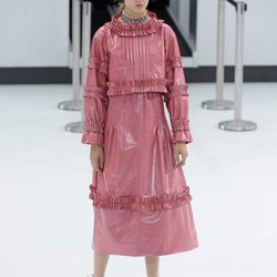 Vestido rosa de la nueva colección de Chanel primavera/verano 2016 en París Fashion Week
