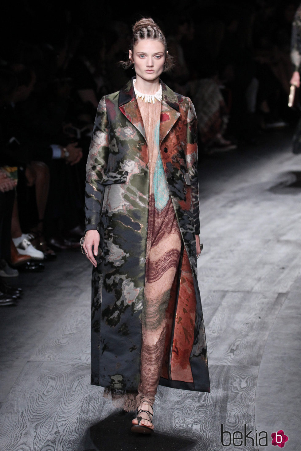 Abrigo largo en tonos caqui de la colección de primavera/verano 2016 de Valentino en París Fashion Week