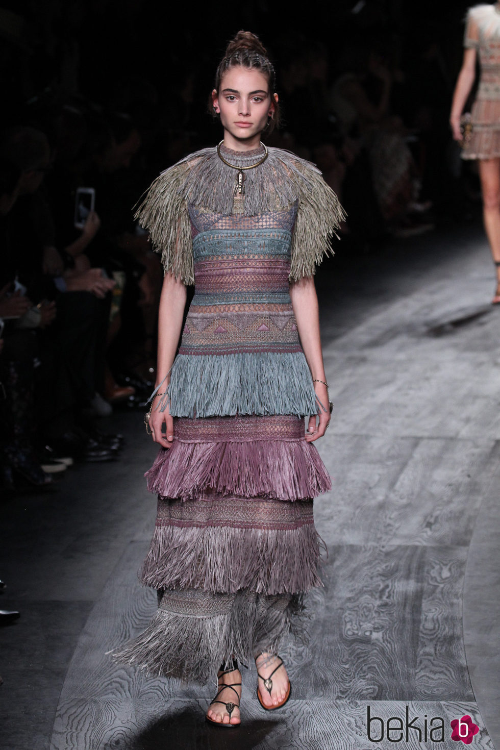 Vestido largo con flecos de la colección de primavera/verano 2016 de Valentino en París Fashion Week