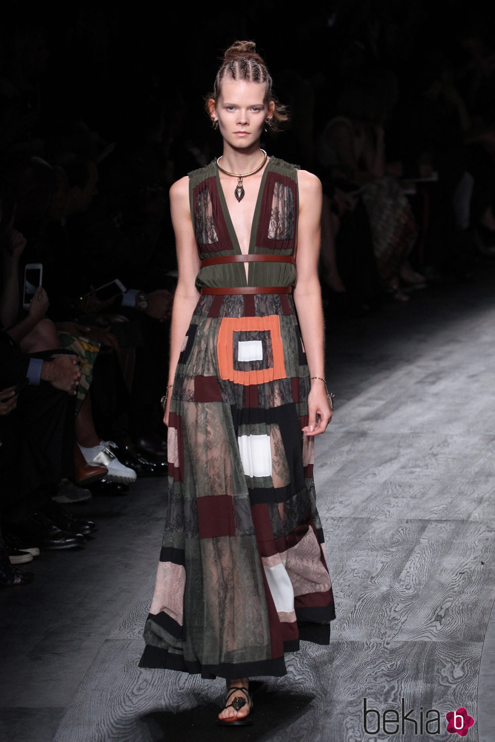 Vestido en tonos marrones y verdes de la colección de primavera/verano 2016 de Valentino en París Fashion Week