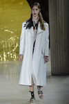 Gabardina beige de la colección primavera/verano 2016 de Miu Miu en Paris Fashion Week