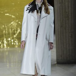 Gabardina beige de la colección primavera/verano 2016 de Miu Miu en Paris Fashion Week