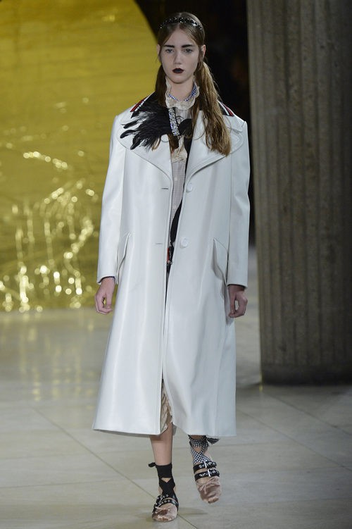 Gabardina beige de la colección primavera/verano 2016 de Miu Miu en Paris Fashion Week