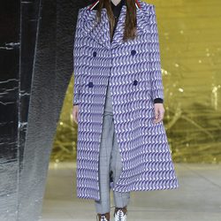 Chaquetón morado de la colección primavera/verano 2016 de Miu Miu en Paris Fashion Week