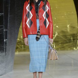 Chaqueta de rombos y falda de cuadros de la colección primavera/verano 2016 de Miu Miu en Paris Fashion Week