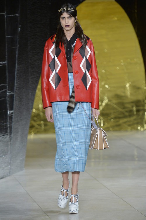 Chaqueta de rombos y falda de cuadros de la colección primavera/verano 2016 de Miu Miu en Paris Fashion Week