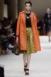Falda y chaquetón de piel de serpiente de la colección primavera/verano 2016 de Miu Miu en Paris Fashion Week