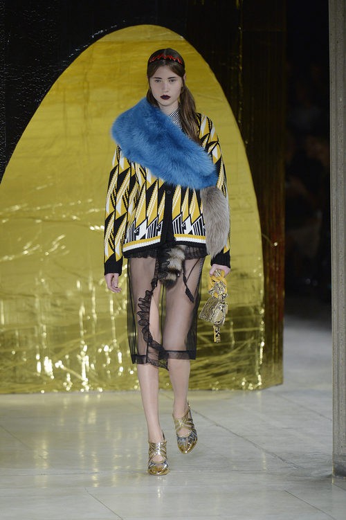 Chaqueta amarilla y negra y falda de transparencias de la colección primavera/verano 2016 de Miu Miu en Paris Fashion Week
