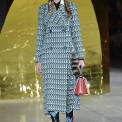 Chaquetón en tonos verdes de la colección primavera/verano 2016 de Miu Miu en Paris Fashion Week