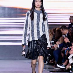 Jersey de rayas y falda negra de la colección primavera/verano 2016 de Louis Vuitton en Paris Fashion Week