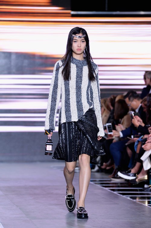 Jersey de rayas y falda negra de la colección primavera/verano 2016 de Louis Vuitton en Paris Fashion Week