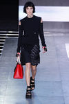 Vestido negro de la colección primavera/verano 2016 de Louis Vuitton en Paris Fashion Week