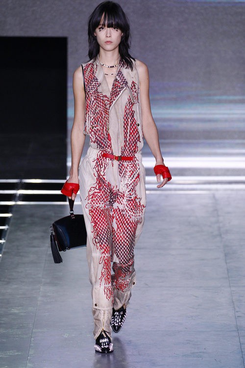 Jumpsuit rojo y beige de la colección primavera/verano 2016 de Louis Vuitton en Paris Fashion Week