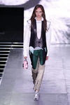 Camisa blanca y pantalón verde beige y negro de la colección primavera/verano 2016 de Louis Vuitton en Paris Fashion Week