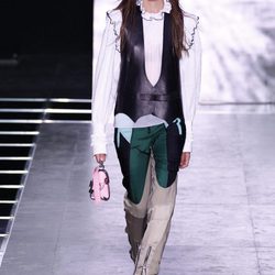 Camisa blanca y pantalón verde beige y negro de la colección primavera/verano 2016 de Louis Vuitton en Paris Fashion Week