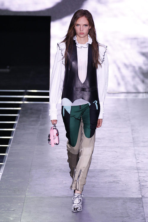 Camisa blanca y pantalón verde beige y negro de la colección primavera/verano 2016 de Louis Vuitton en Paris Fashion Week