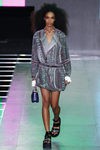 Mini vestido gris de la colección primavera/verano 2016 de Louis Vuitton en Paris Fashion Week