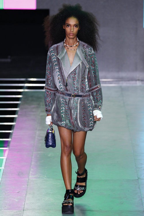 Mini vestido gris de la colección primavera/verano 2016 de Louis Vuitton en Paris Fashion Week