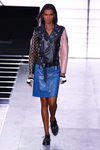 Chaqueta de cuero y falda azul de la colección primavera/verano 2016 de Louis Vuitton en Paris Fashion Week