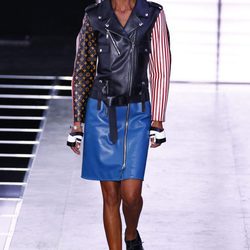 Chaqueta de cuero y falda azul de la colección primavera/verano 2016 de Louis Vuitton en Paris Fashion Week