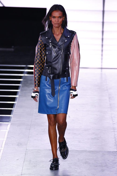 Chaqueta de cuero y falda azul de la colección primavera/verano 2016 de Louis Vuitton en Paris Fashion Week