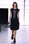 Vestido negro de cuero de la colección primavera/verano 2016 de Louis Vuitton en Paris Fashion Week