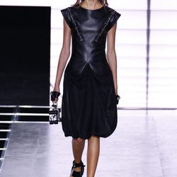 Vestido negro de cuero de la colección primavera/verano 2016 de Louis Vuitton en Paris Fashion Week