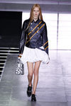 Chaqueta negra y falda blanca de la colección primavera/verano 2016 de Louis Vuitton en Paris Fashion Week