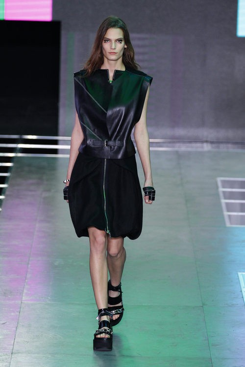 Top de cuero y falda con cremallera de la colección primavera/verano 2016 de Louis Vuitton en Paris Fashion Week