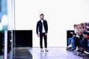 Nicolas Ghesquiere diseñador creativo de la firma Louis Vuitton