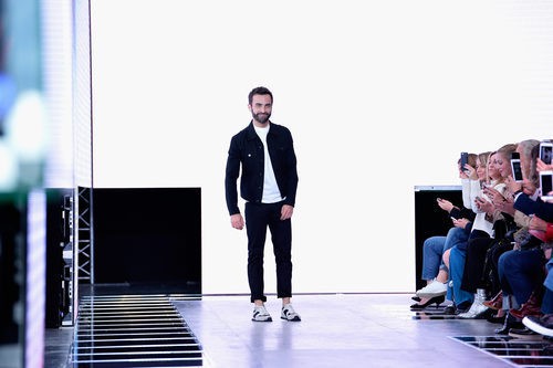 Nicolas Ghesquiere diseñador creativo de la firma Louis Vuitton
