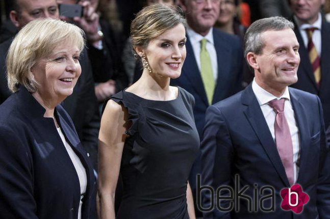La reina Letizia elige un little black dress y una capa de Hugo Boss en su viaje a Alemania
