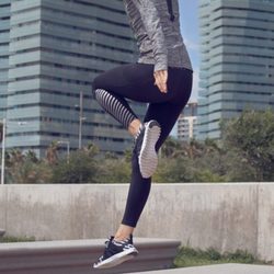 Campaña del nuevo modelo de zapatilla blanco y negro Geométrico de Bershka 