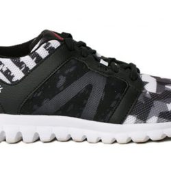 Modelo de zapatilla deportiva blanco y negro Geométrico de Bershka