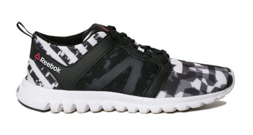 Modelo de zapatilla deportiva blanco y negro Geométrico de Bershka