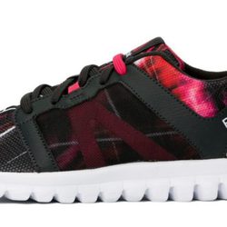 Modelo de zapatilla Urban Fitness de Reebok y Bershka
