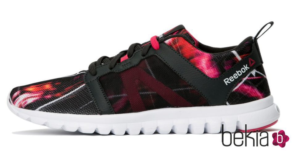 Modelo de zapatilla Urban Fitness de Reebok y Bershka