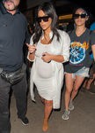 Kim Kardashian con vestido y camisa blanco crudo en su segundo embarazo