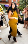 Kim Kardashian con vestido largo mostaza en su segundo embarazo
