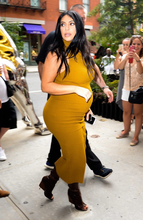 Kim Kardashian con vestido largo mostaza en su segundo embarazo
