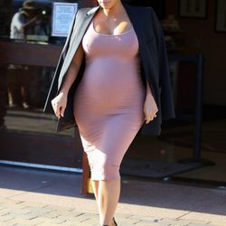 Kim Kardashian con vestido rosa ceñido y blazer negra en su segundo embarazo